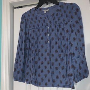 Shirt sleeves go to elbow